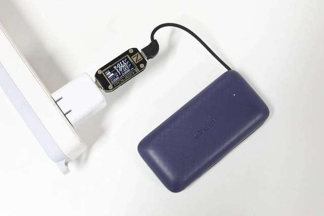 20W双向快充，iPhone绝佳搭档：绿联双带线快充充电宝评测