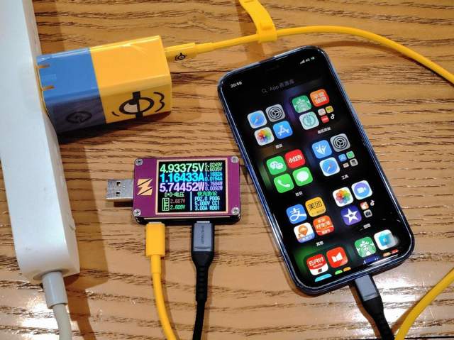 氘锋65W三口GaN充电器（小黄人版）超萌颜值，iPhone 13充电首选