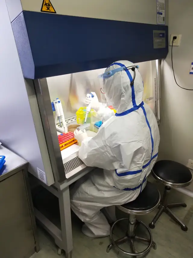 人医检验人，一群行走在刀尖上的防疫尖兵