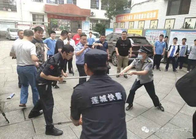 湘潭市十一中举行防恐处突培训演练