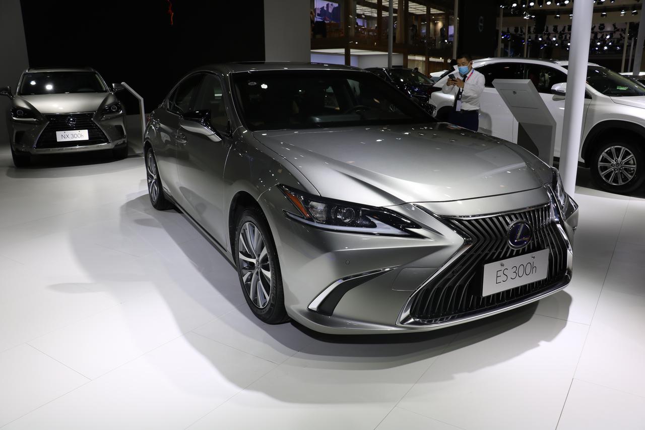 我家老头子今年60了,考虑换车,在宝马530e和雷克萨斯es