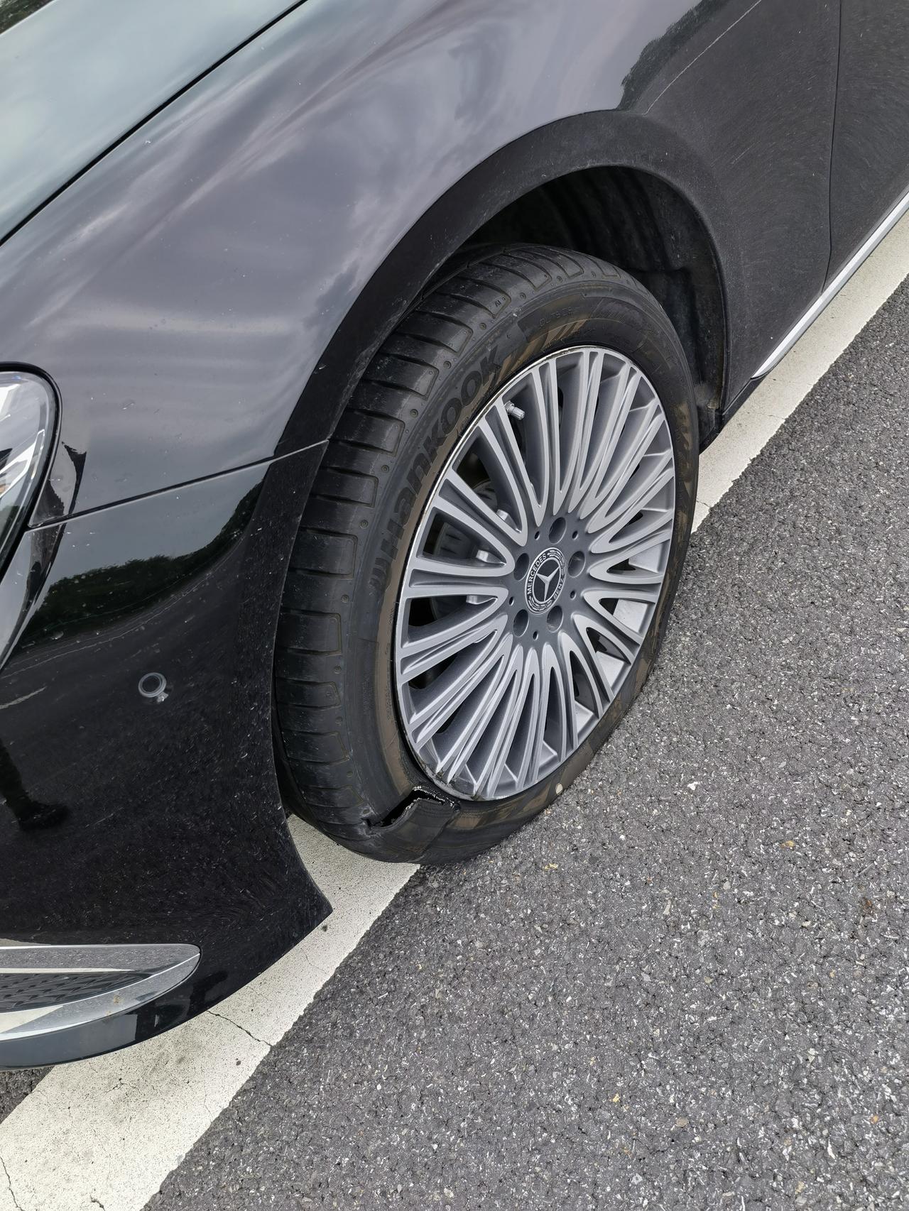 奔驰e300l高速爆胎