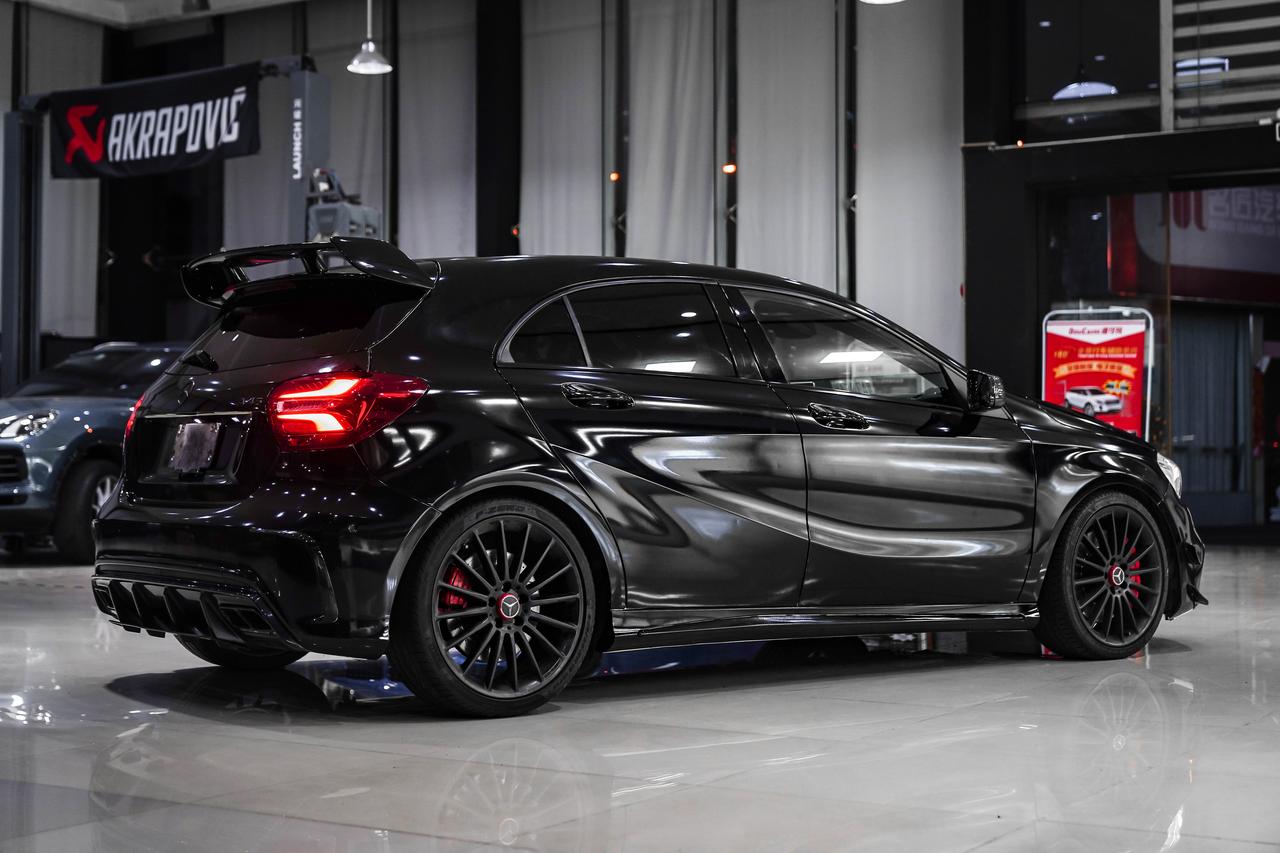 女车主的奔驰a45 amg换装黑武士加个性定制拉花,捍卫钢炮