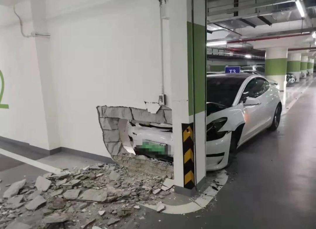 特斯拉地库撞墙