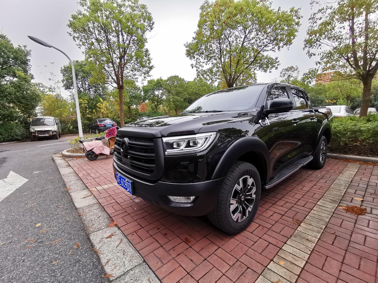 长城炮!乘用版,改黑色 在运良装了一个手动卷帘,质量看上去不