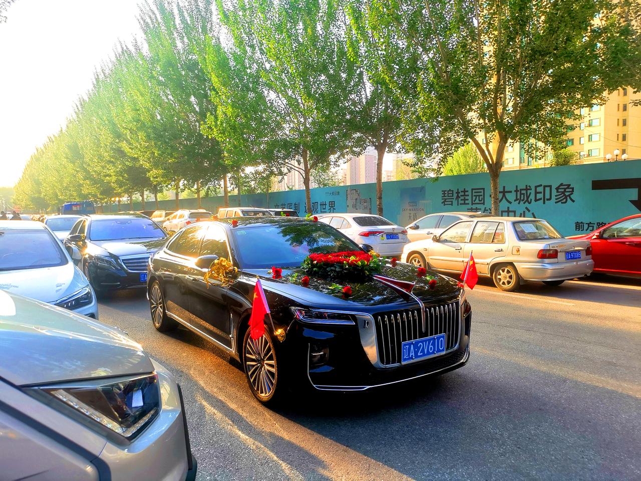 红旗h9婚车头车迈巴赫跟车司机感觉委屈