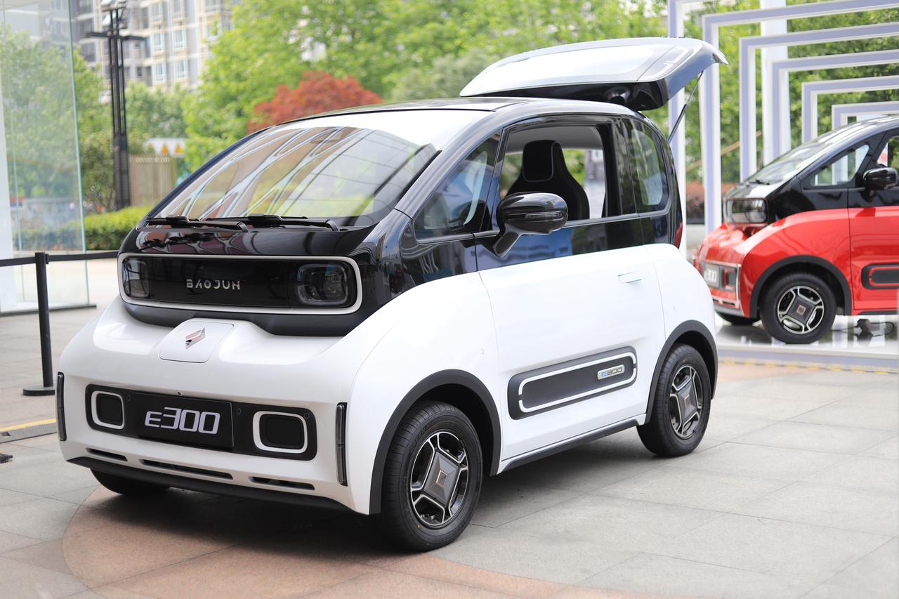 来了,前线的美女小编发回来了她在柳州实拍的新宝骏e300新能源车型