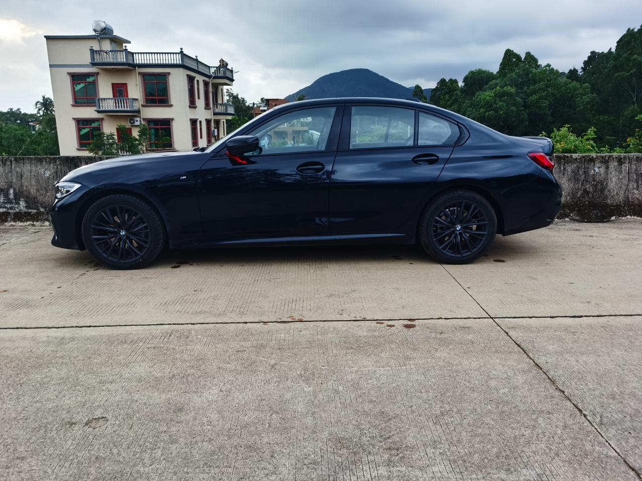 等了一个多月,终于在2020年9月15日提325i曜夜版炭黑