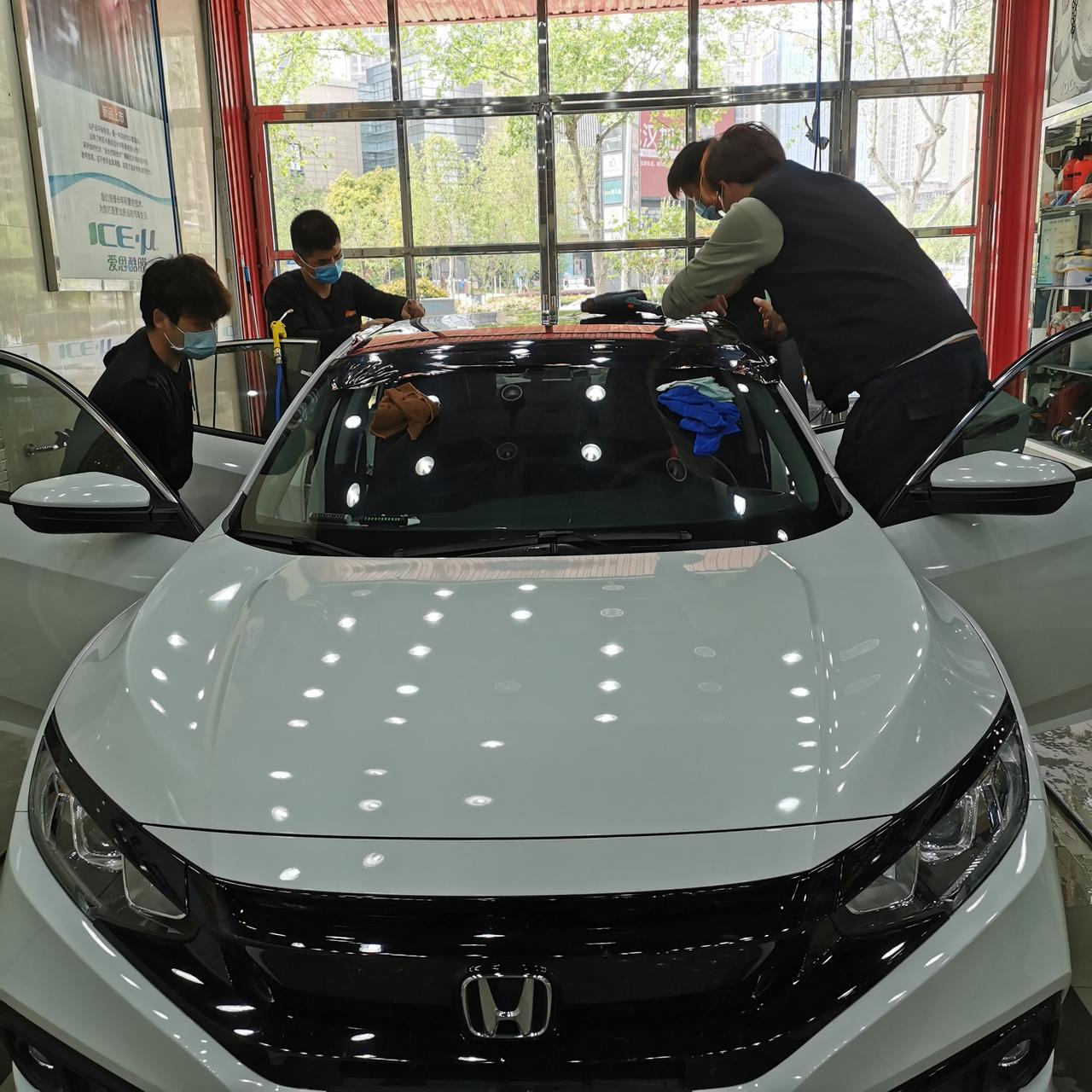 十代思域亮黑悬浮车顶改色膜施工中