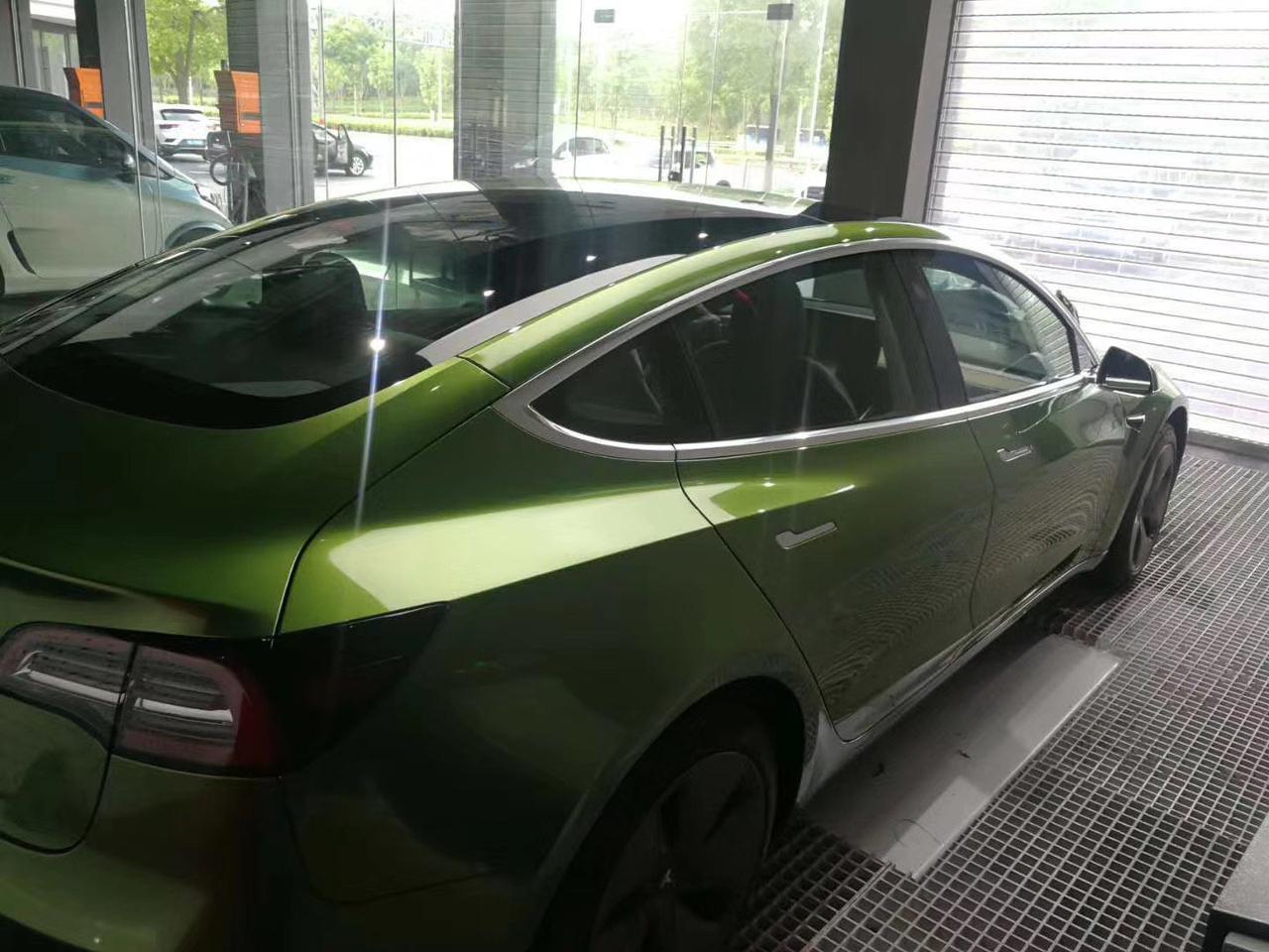曼巴绿作为车界中罕见的车漆颜色,却引得众多车主心生向往 而卡