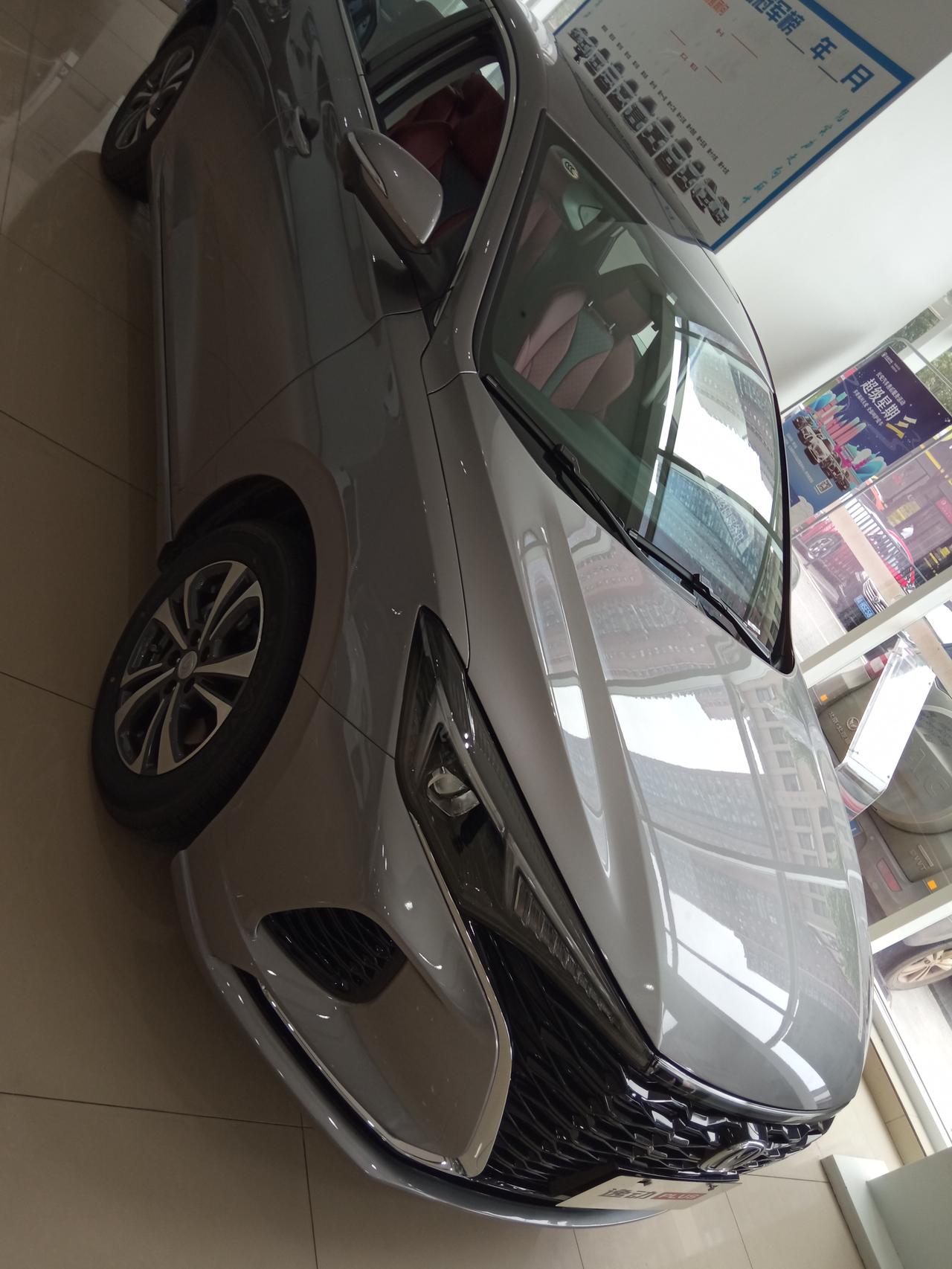 网上看安第斯灰好看实车还是银灰好看一点