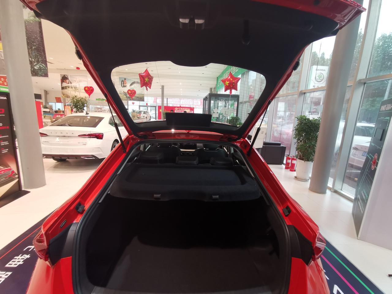 红色明锐pro超大的后备箱开启角度