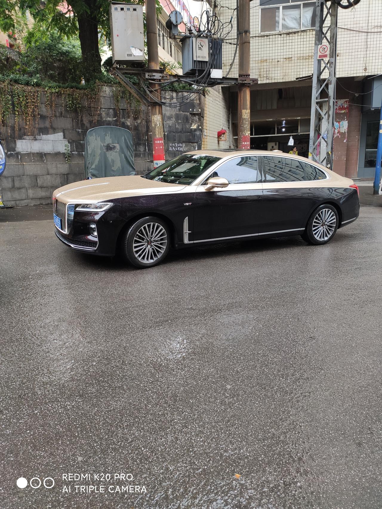 帅啊帅啊,这个小县城看到很多红旗h5和hs5了,第二次看到h