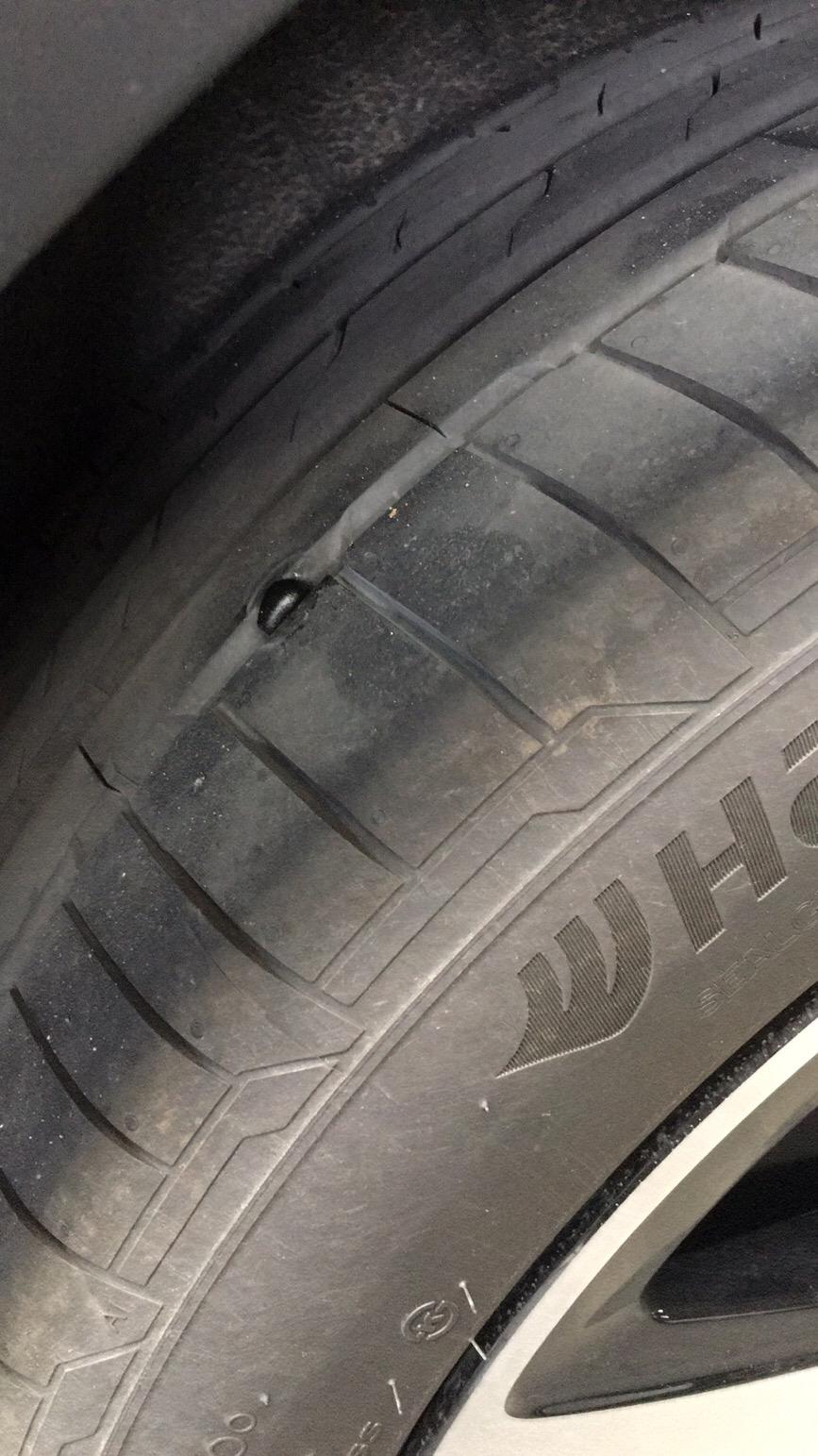 轮胎扎钉了