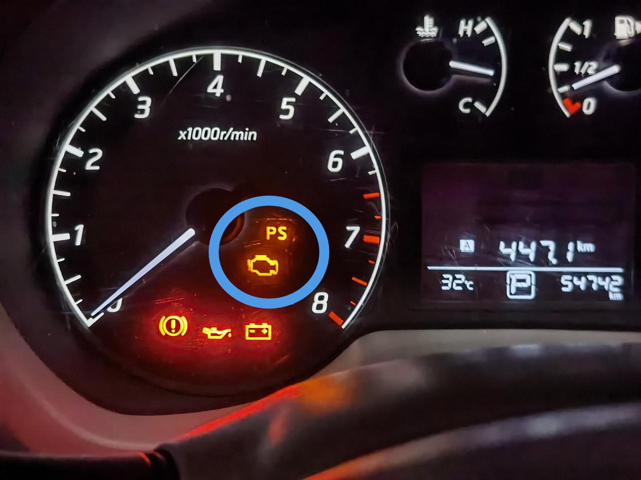 请问各位老司机,14款轩逸刚通电以后,机油的那个黄灯就会亮