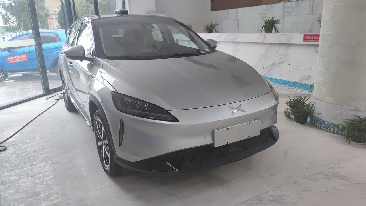 听过银色选配是4000元居然用在小鹏车上面这么好看