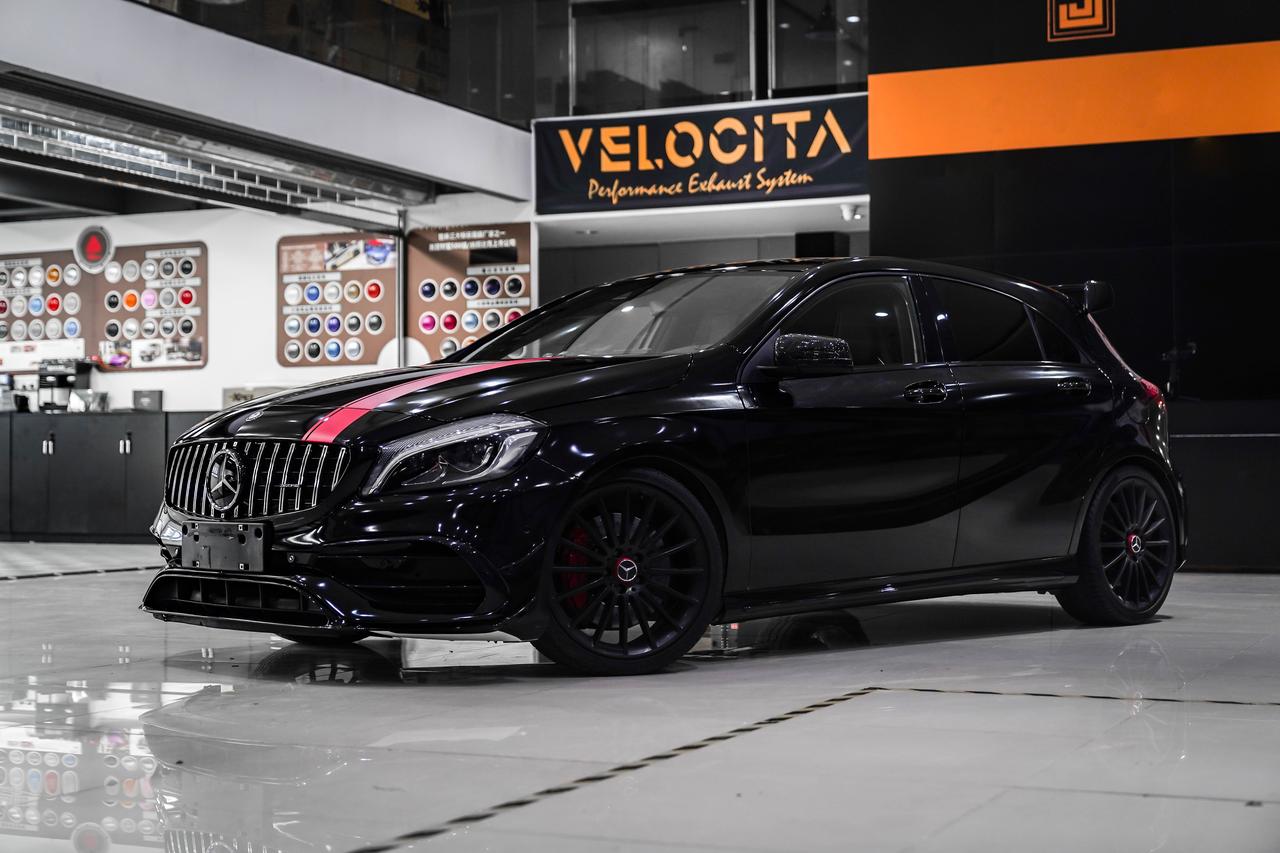 德系改装大王女车主的奔驰a45 amg换装黑武士加个性定制拉花,捍卫