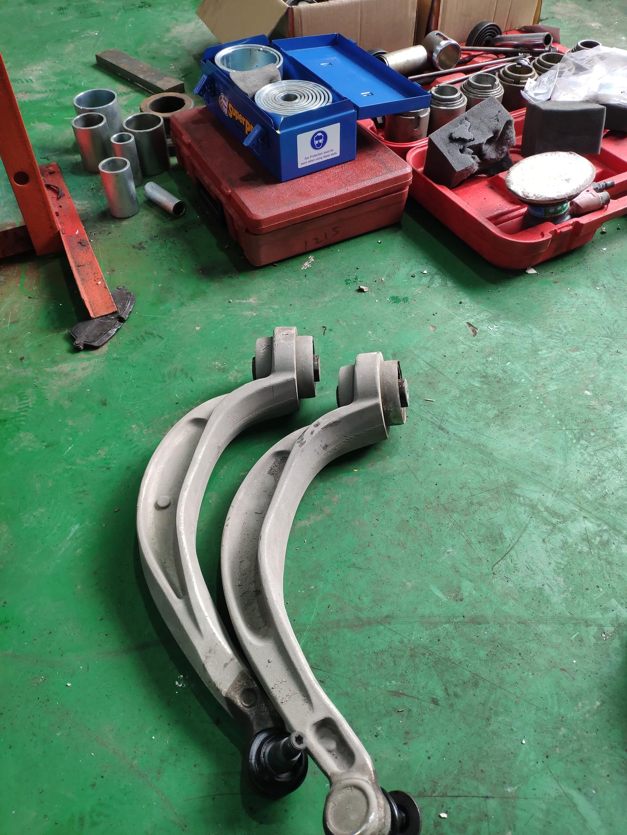 奥迪a4l更换英国powerflex摆臂强化衬套,由于车子上