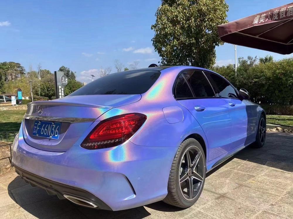 七彩镭射蓝一眼看去像脏兮兮的但仔细看能看出它的华丽感