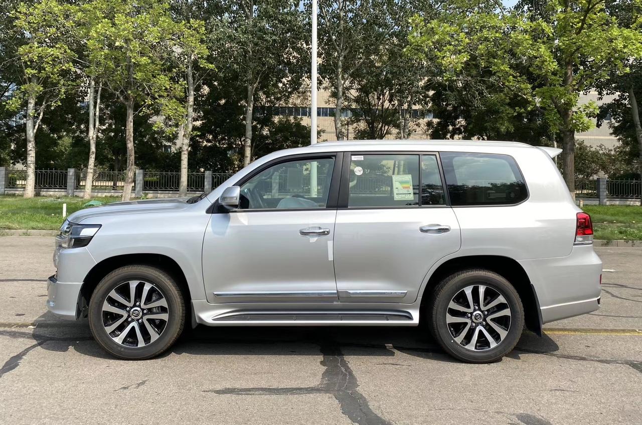 绝版的银色酷路泽gt,最后的中东大排量自吸车型,希望将来还有