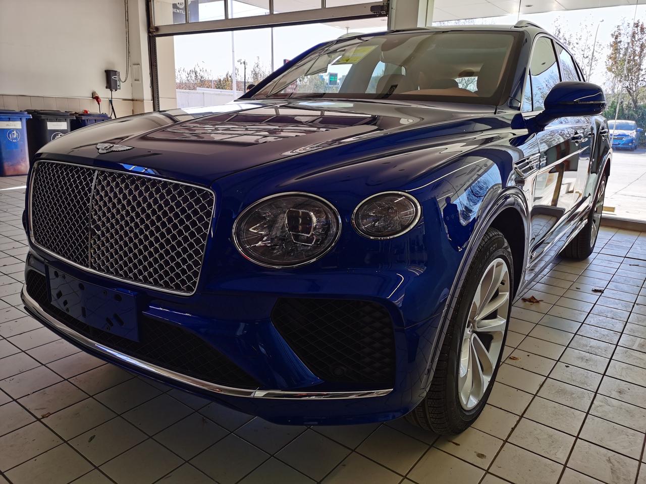 2021款宾利添越 亮片蓝 这个颜色大家觉得漂亮吗?345w