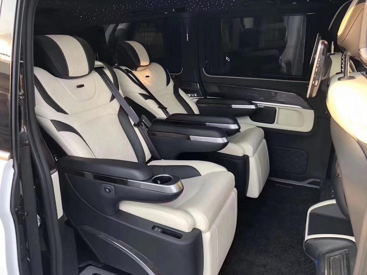 奔驰v260升级amg版运动感十足,内饰设计黑白双拼全车饰件