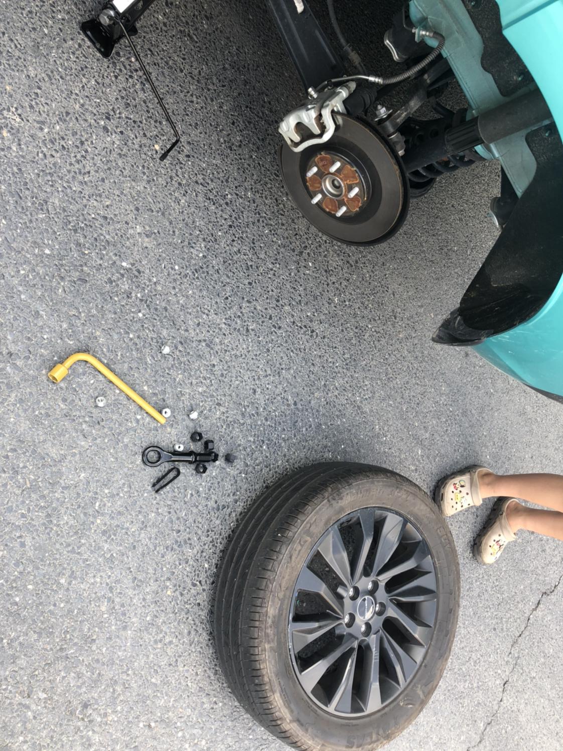 东风风行t5evo高速爆胎