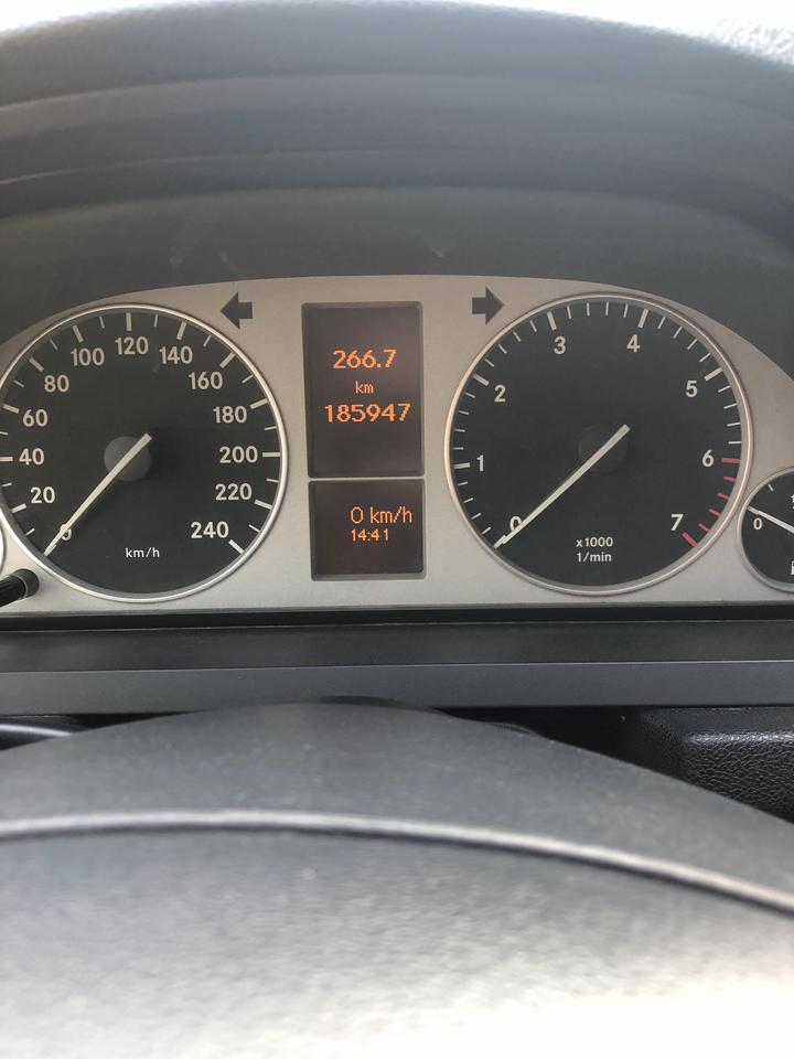 奔驰b200仪表盘公里数越来越看不懂了,刚开始9万多公里,没