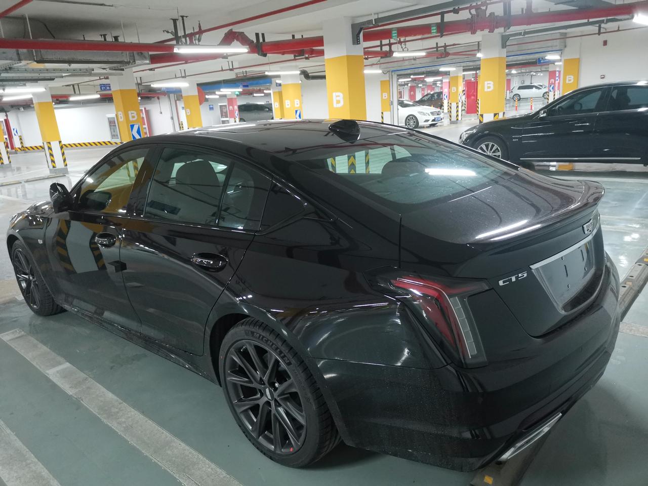 凯迪拉克ct5顶配铂金运动"黑武士"版,这里不讲同级别,不讲