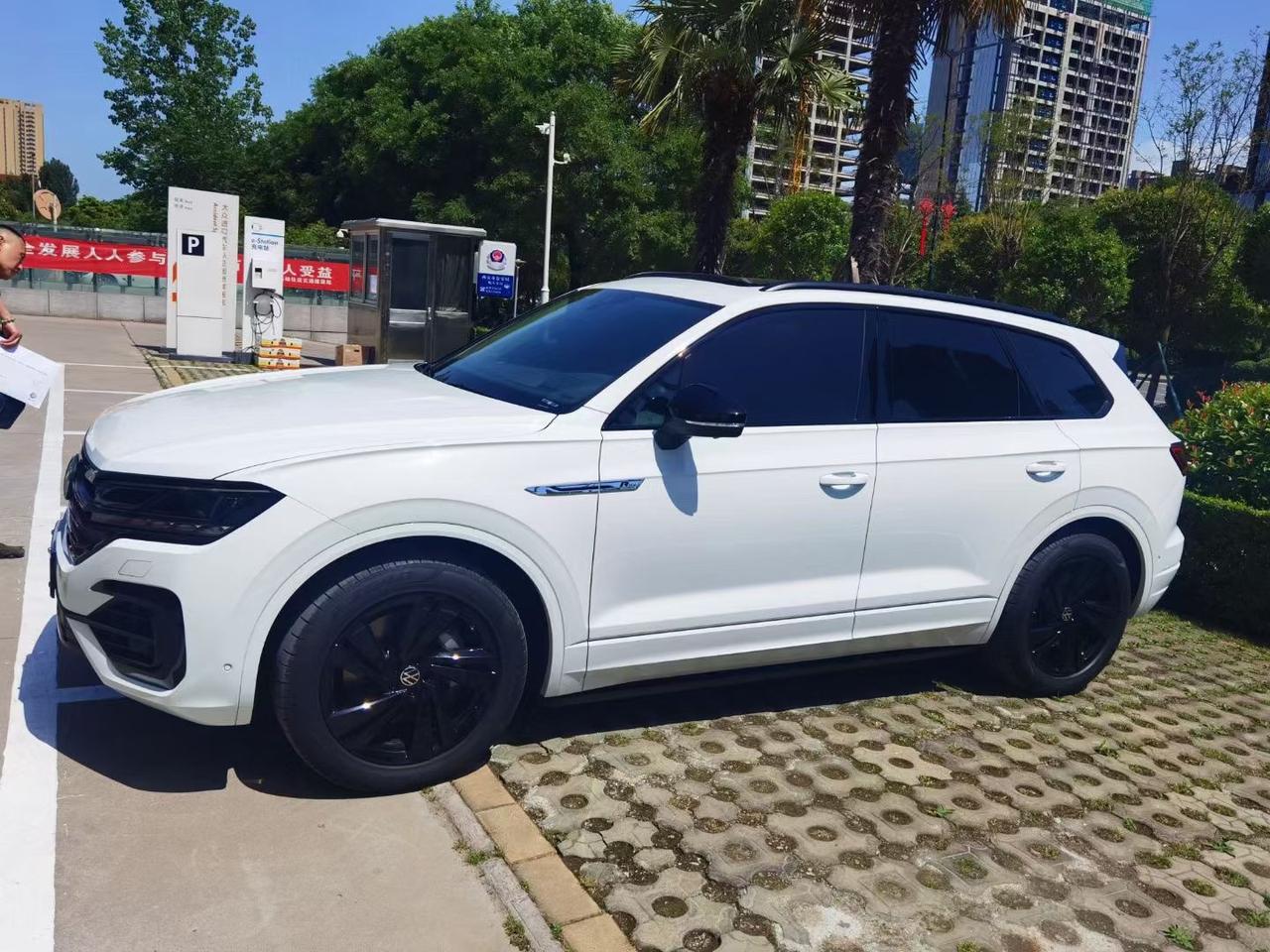 途锐黑武士白色要不要看看