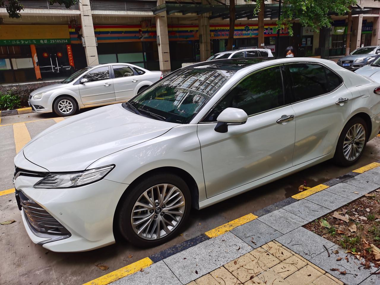 凯美瑞买白色的多还是欧泊银的多有点纠结