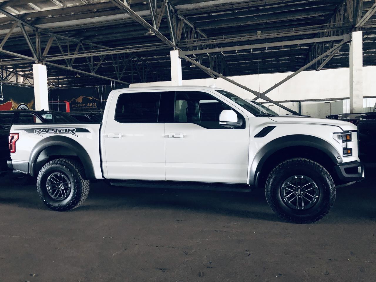 2020款福特猛禽450匹马力led大灯实车照片