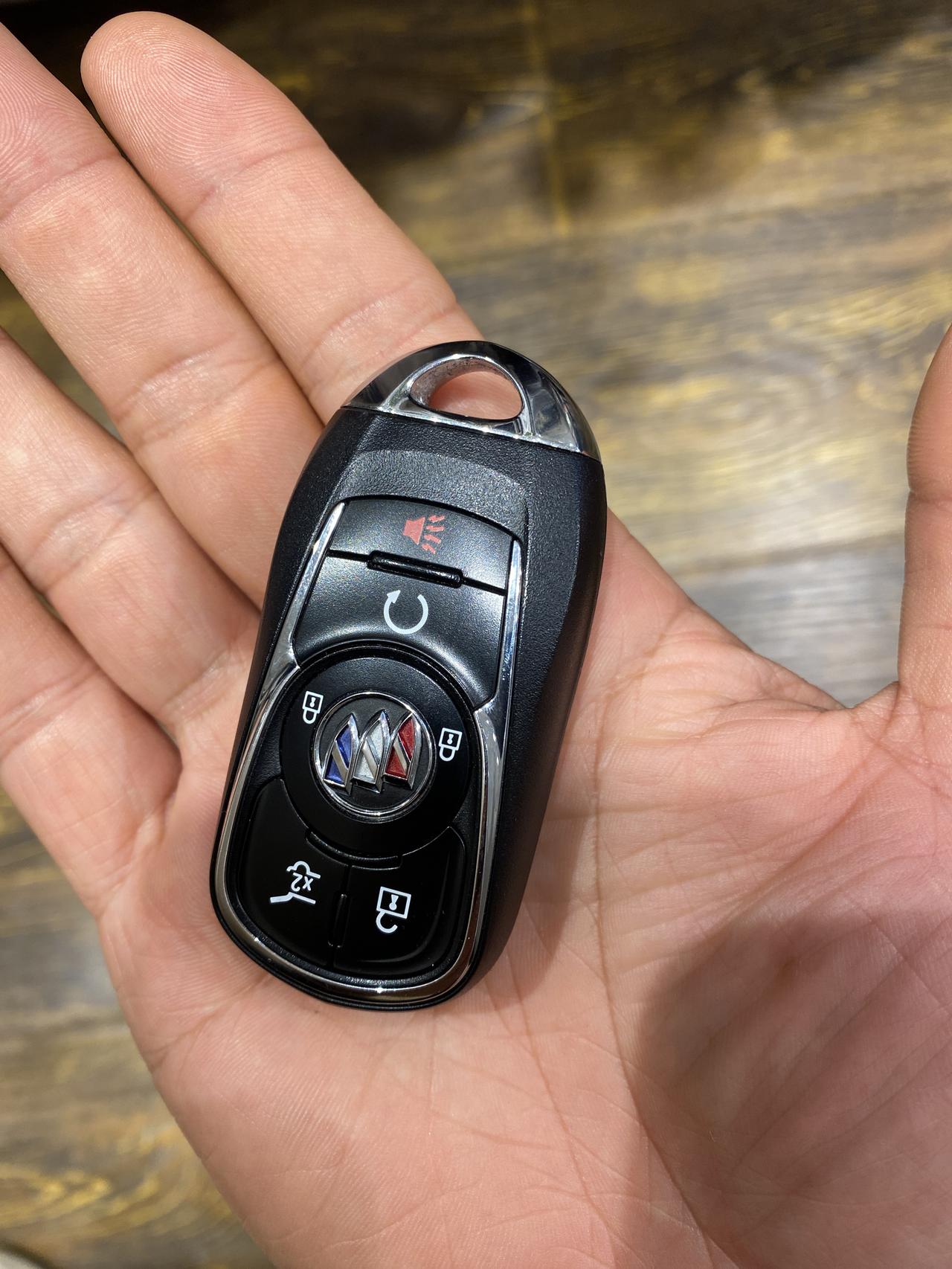 感觉昂科旗的钥匙与车不般配_懂车帝