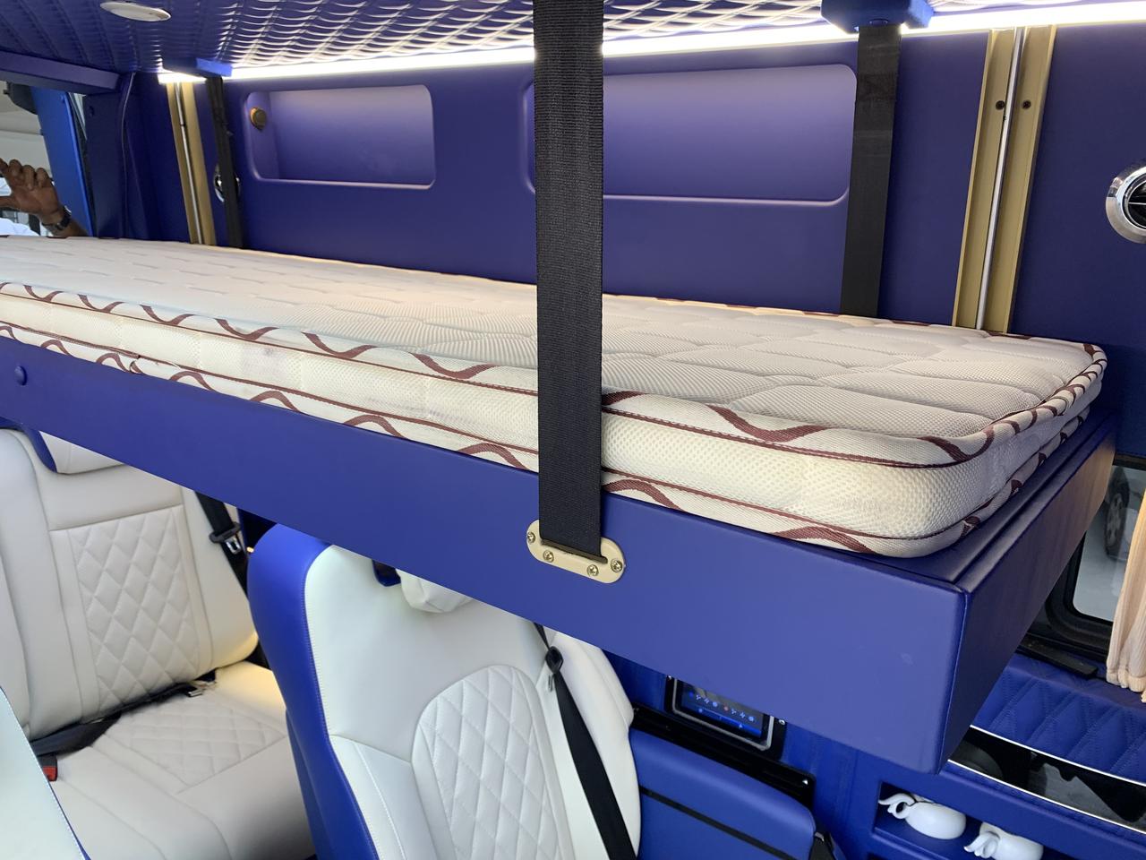 商务车全顺改装窗帘电视地板改色航空座椅床