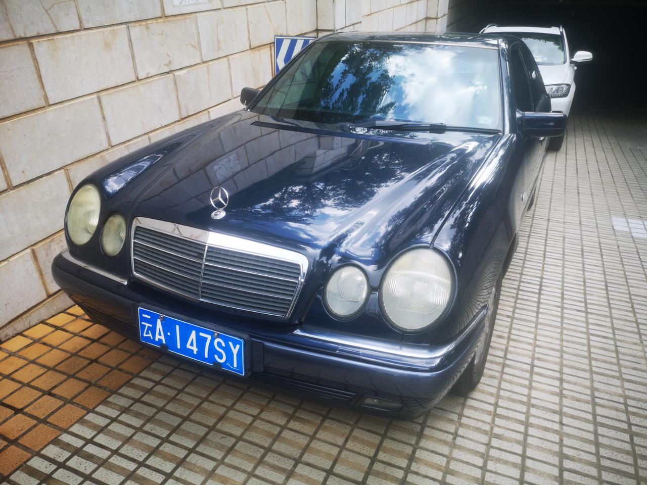 第一代四眼圆灯e级车_奔驰e级车友圈_懂车帝