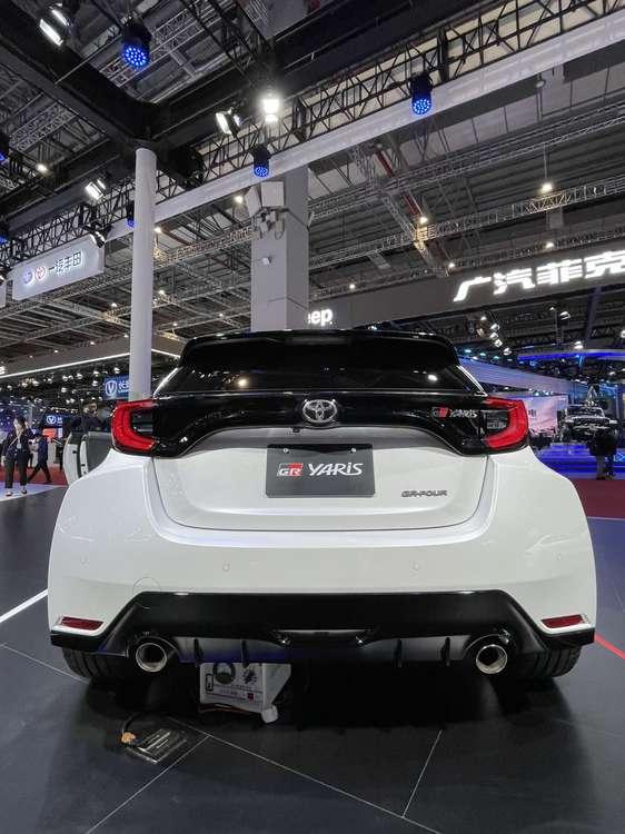 看到媒体朋友在车展顺手拍的 丰田gr yaris,他来了他来