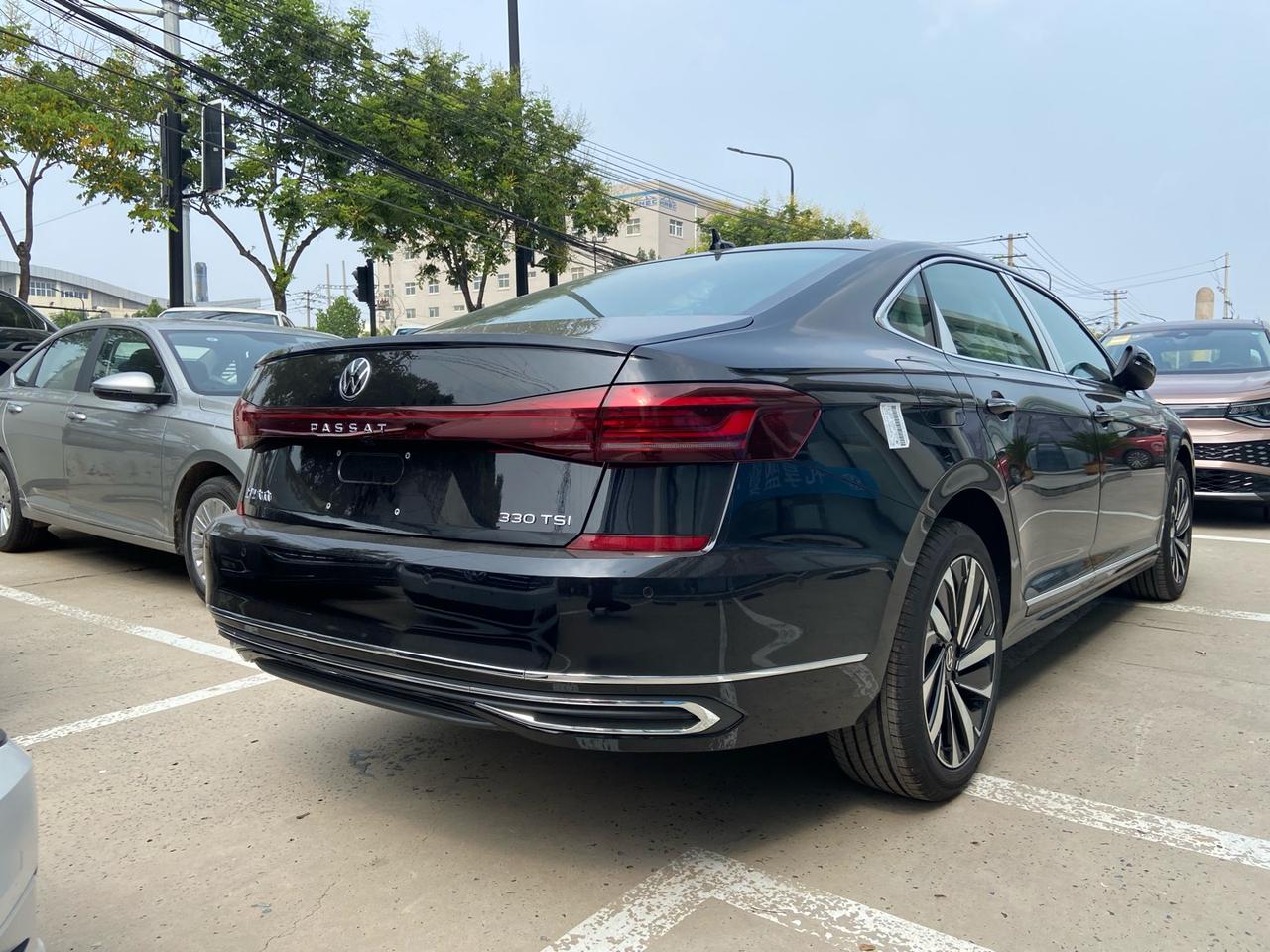 22款帕萨特普通版前脸