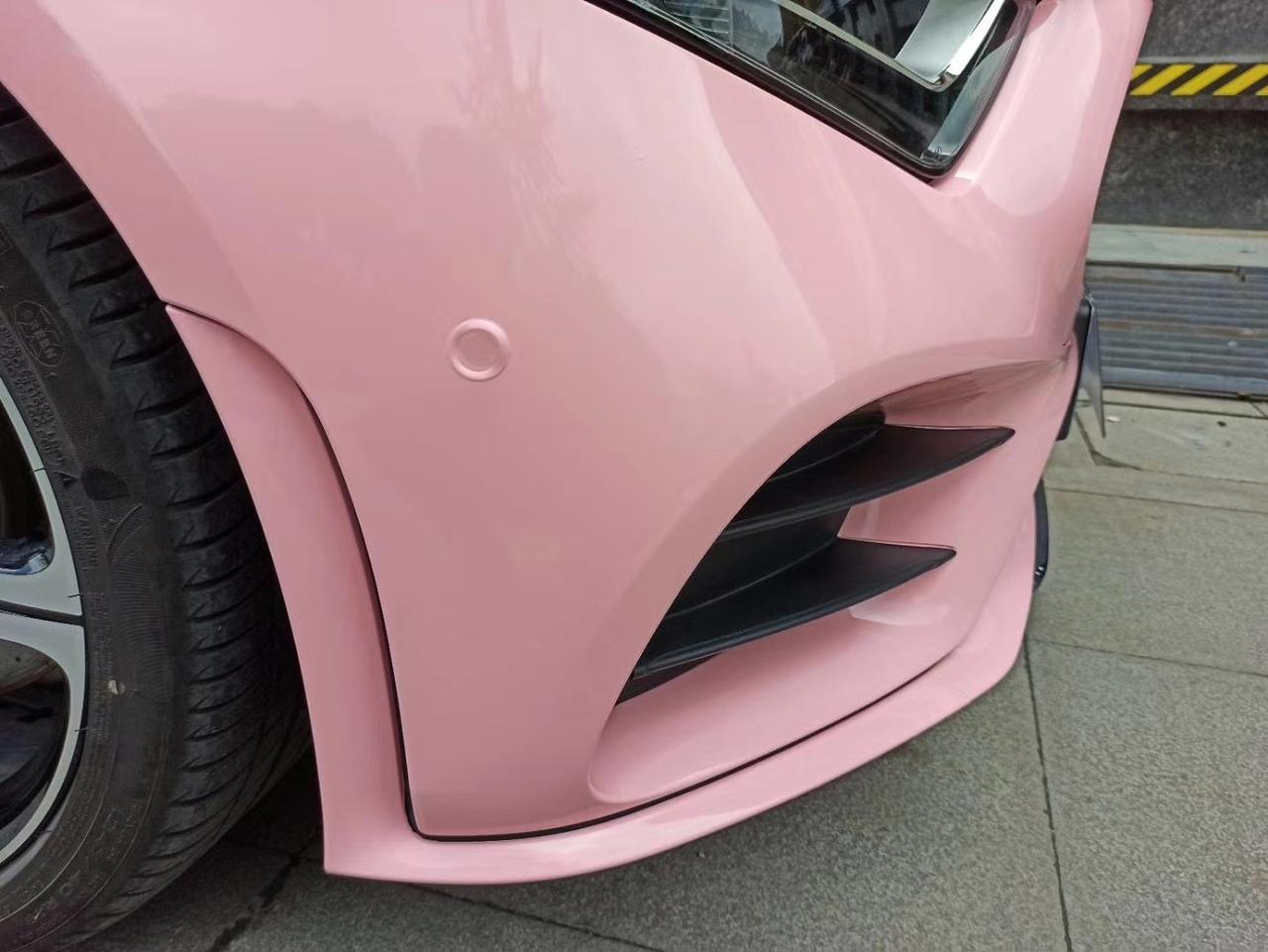 奔驰cls300 樱花粉最近这两年粉色系也是流行趋势,粉色