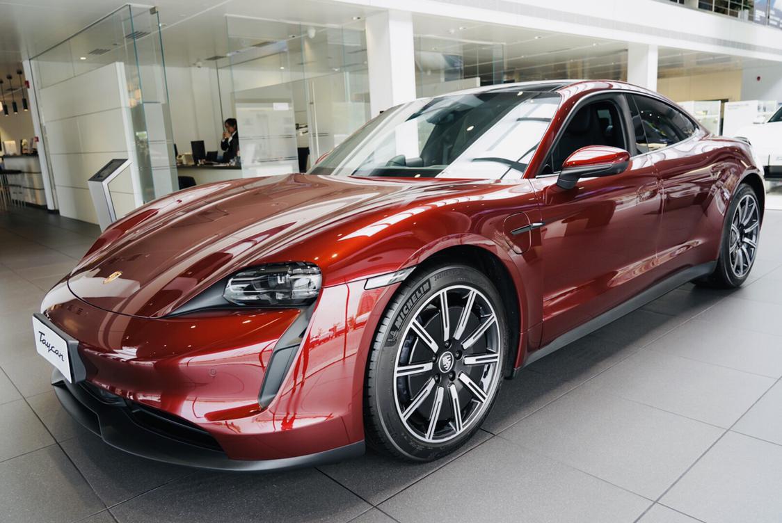 保时捷taycan车厘子红