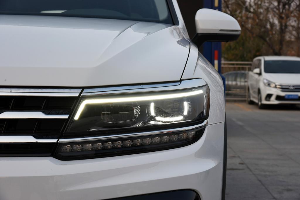 大众途观l,图片亮起来的就是日间行车灯吧?这个是什么形状啊