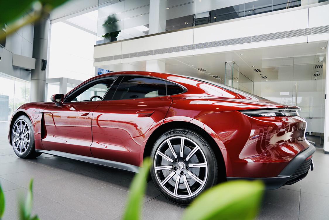 保时捷taycan车厘子红