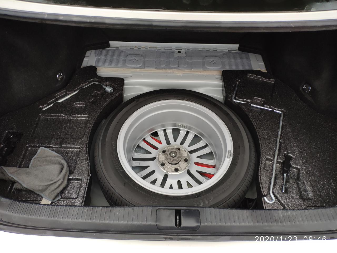 今天洗车发现后备箱备胎底下有水?正常吗?