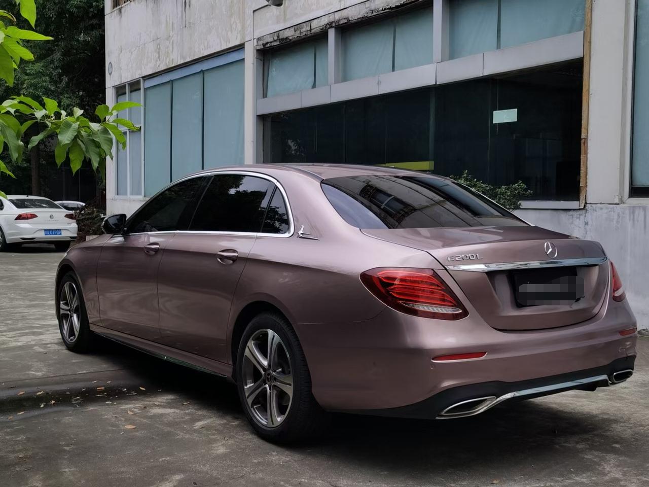 成都奔驰e300车友车身改色贴膜冰梅粉