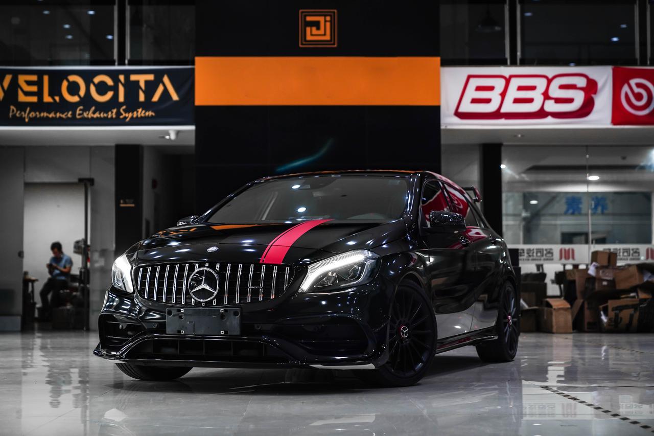 女车主的奔驰a45 amg换装黑武士加个性定制拉花,捍卫钢炮