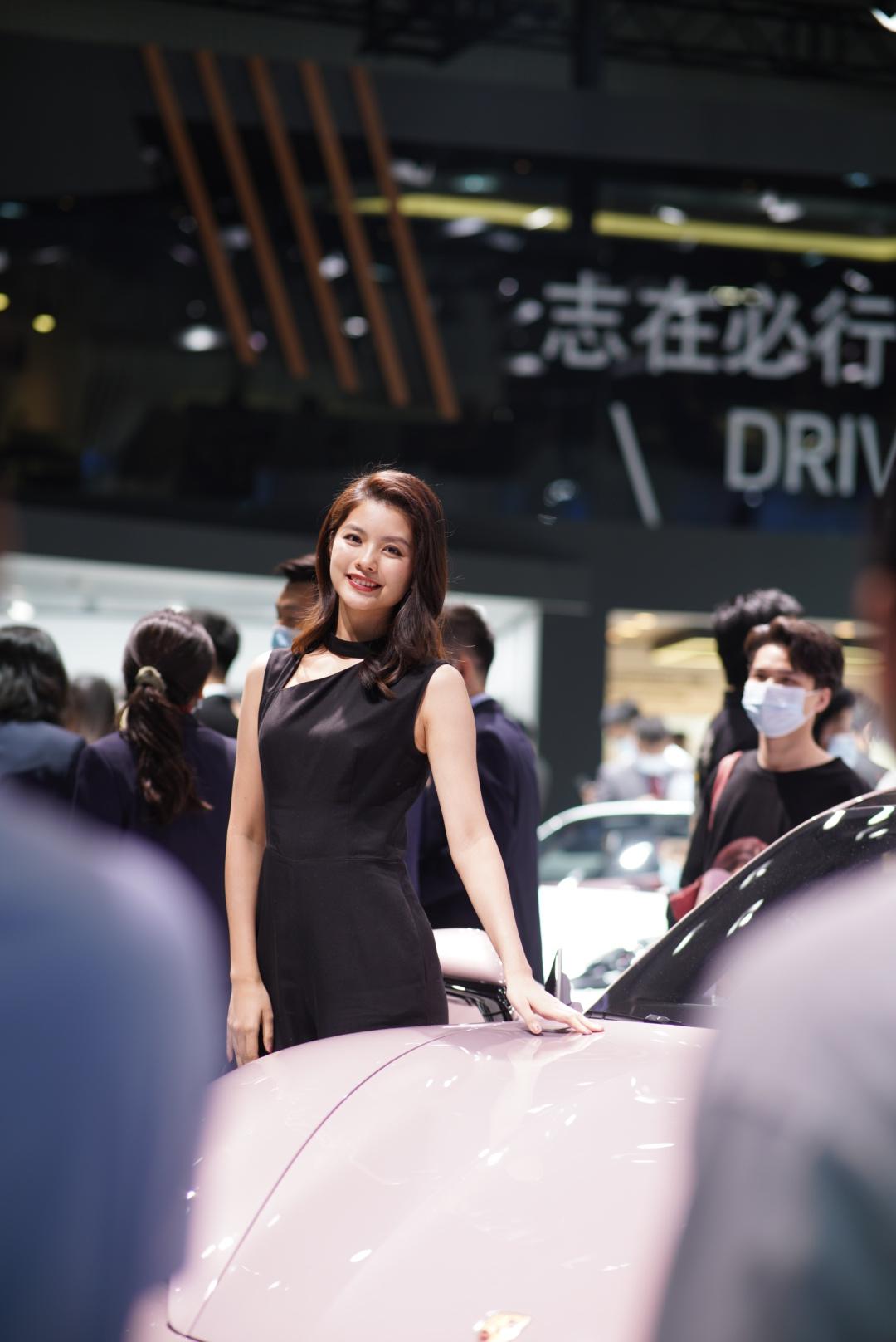 2020广州车展,保时捷这个模特笑容不错哦_雷凌车友圈_懂车帝