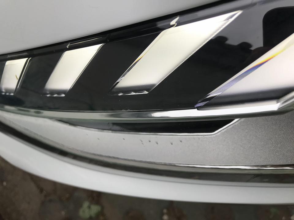 2020款奥迪a4l豪华动感大灯流泪