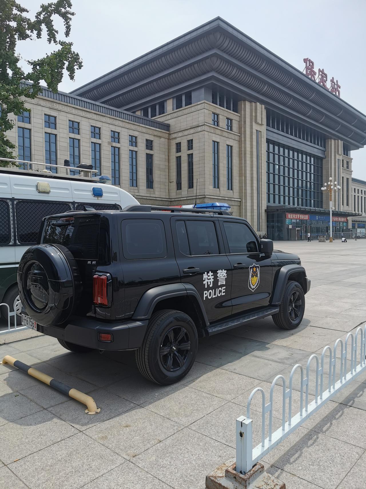 保定东看到台坦克三百警车是真的帅