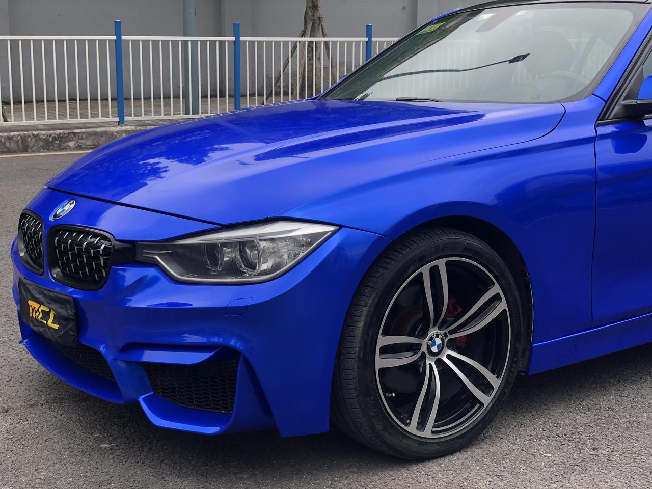 宝马三系改m3包围 超亮金属宝石蓝改色膜对于三系来说 可能