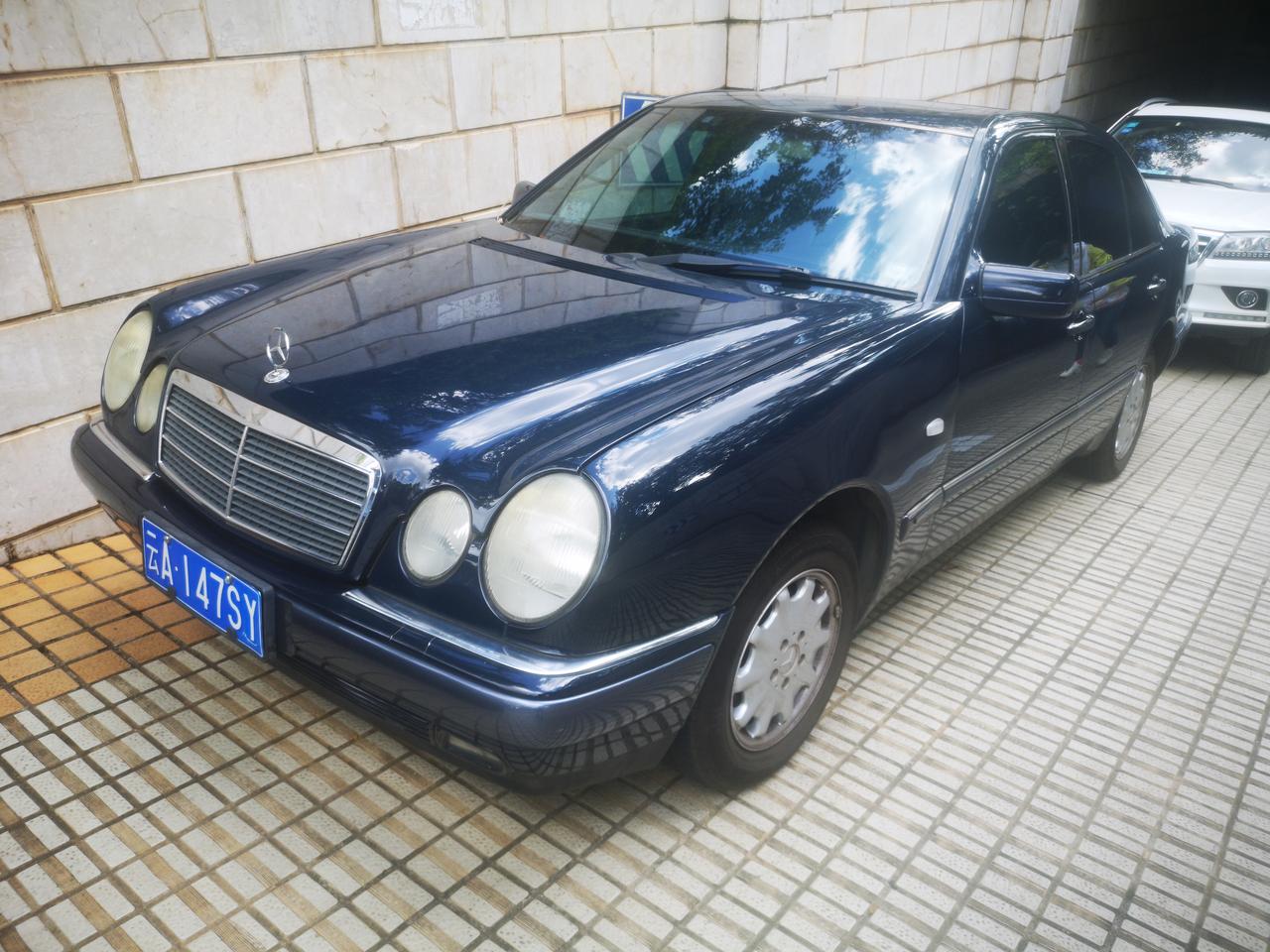 第一代四眼圆灯e级车_奔驰e级车友圈_懂车帝