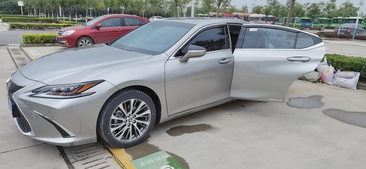 es300h臻享钛银色提车